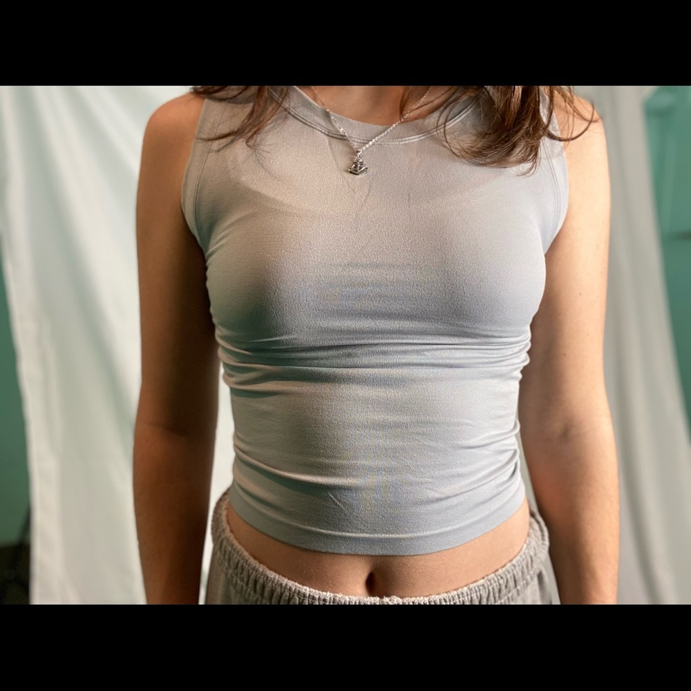 Gray workout tank🧘🏽‍♀️